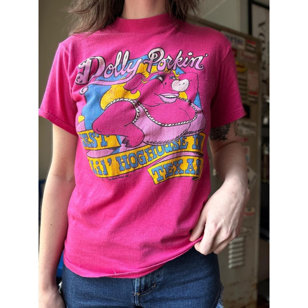 Vintage 80s Dolly Porkin’ Novelty T-Shirt | Hot Pink 50/50 Tee | Texas | Size M - Picture 2 of 12
